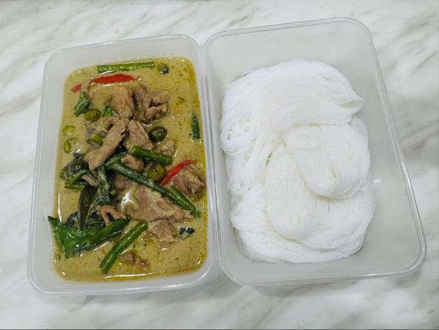 Rice Vermicelli with Green Curry Beef